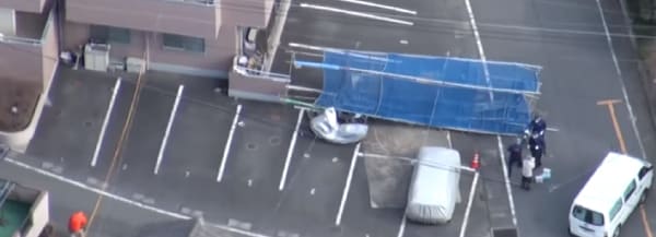 足場が強風によって倒壊した画像