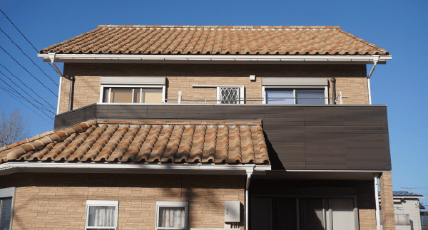 カラフルな屋根の南欧風住宅