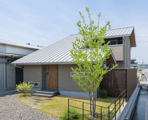屋根塗装（シルバー）施工例